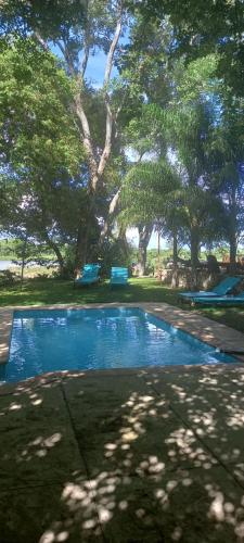 uma piscina no meio de um parque com árvores em Mukuku Rest Camp em Shimweghe