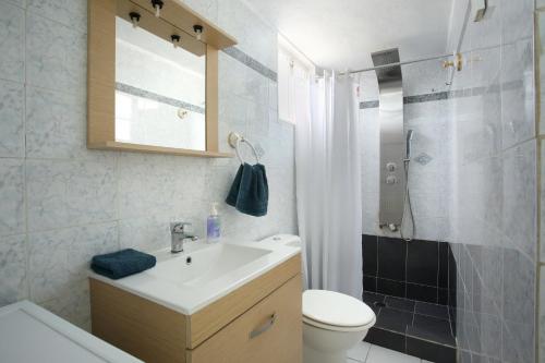 Phòng tắm tại Nikea apartment near Piraeus port and metro st I