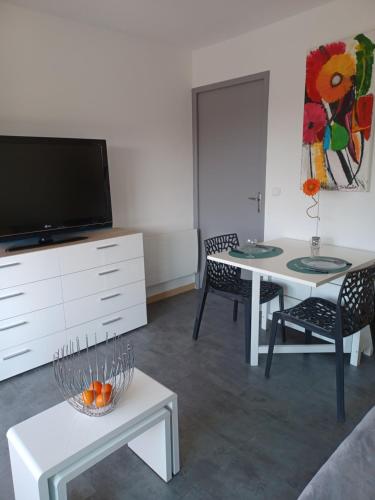 Photo de la galerie de l'établissement Appart cosy en bord de mer - port Santia Lucia St Raphaël, à Saint-Raphaël