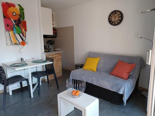 Photo de la galerie de l'établissement Appart cosy en bord de mer - port Santia Lucia St Raphaël, à Saint-Raphaël