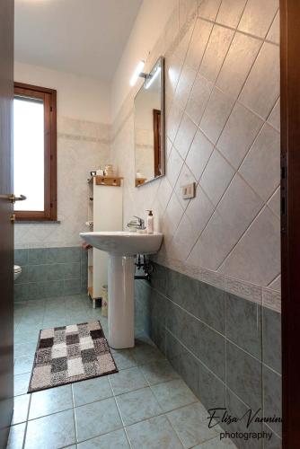 a bathroom with a sink and a mirror at Casa Il Melograno in San Miniato