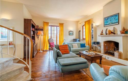 salon z niebieskimi kanapami i kominkiem w obiekcie Villa Lavandaia Toscana w mieście Stiava