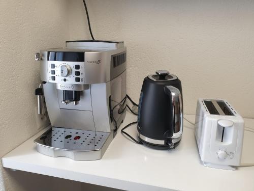 eine Kaffeemaschine und einen Mixer auf einem Regal in der Unterkunft Mornag AG Ferien Wohnung in Weesen