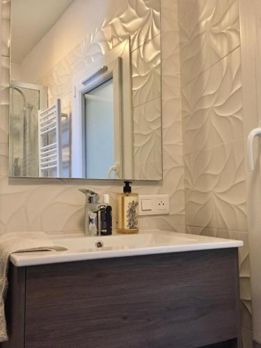 une salle de bain avec un lavabo et un miroir dans l'établissement Chez Andrea, Centre Historique Ajaccio, à Ajaccio