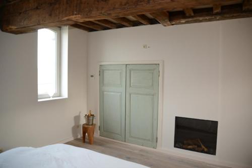 a bedroom with a green door and a tv at Holiday Home Janssen & Janssen in Maasmechelen