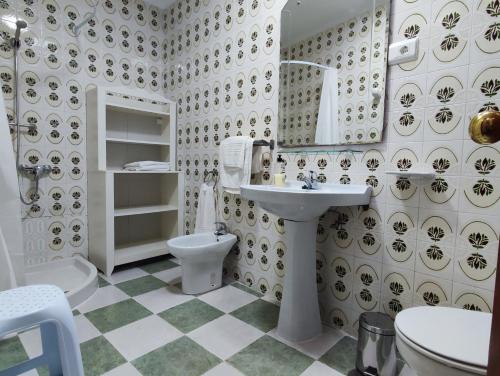 コニル・デ・ラ・フロンテーラにあるCasa Chaniの白いバスルーム(洗面台、トイレ付)
