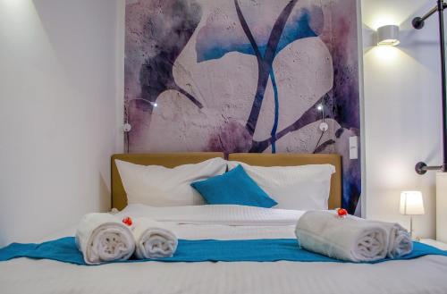 1 dormitorio con 1 cama con toallas en HOMELY STAY Studio 1, en Múnich