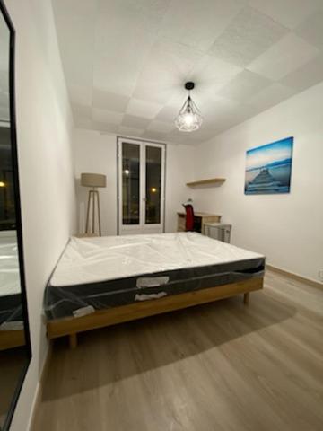 - une chambre avec un lit dans l'établissement Grand appartement 3 chambres, à Perpignan