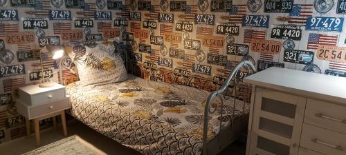 - une chambre avec un lit recouvert d'un mur dans l'établissement Vakantiehuis & Gîte Rêve sous le Ciel, à Peyremale