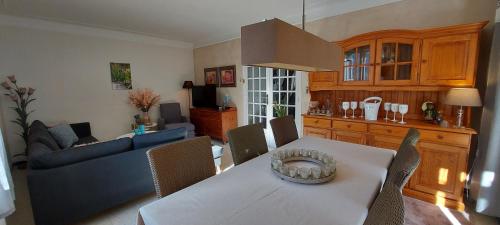 une cuisine et un salon avec une table et un canapé dans l'établissement Vakantiehuis & Gîte Rêve sous le Ciel, à Peyremale