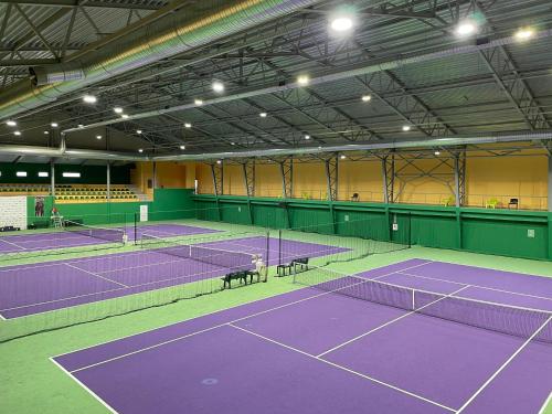 Tenis a/nebo squash v ubytování VILARHOTEL nebo okolí