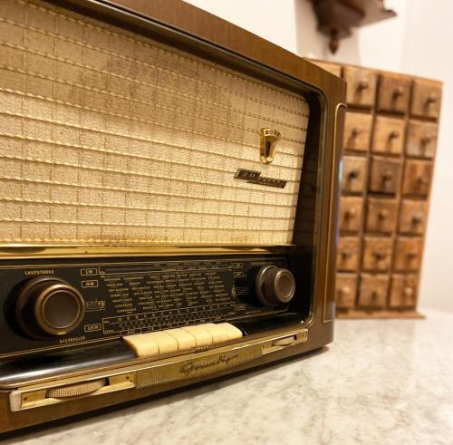 een oude radio op een toonbank bij Bauer´s Pension-Restaurant-Catering in Großhabersdorf