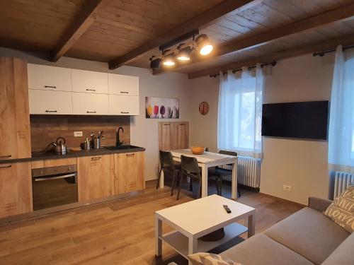 uma cozinha e sala de estar com um sofá e uma mesa em Moda Apartments 01 em Sestriere