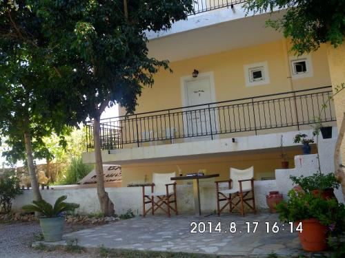 a house with a table and chairs in the courtyard at Kastraki Studios in Stoupa