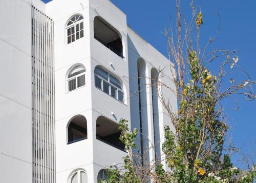 un edificio blanco con ventanas laterales en MálagadeVacaciones - Thiele en Málaga