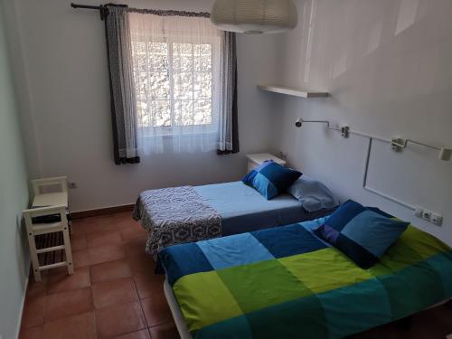 1 dormitorio con 2 camas y ventana en Vacacional San Antonio, en Breña Baja