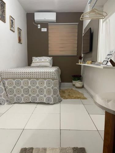 um quarto com uma cama e um lavatório em Flat JK 202 em Juazeiro do Norte