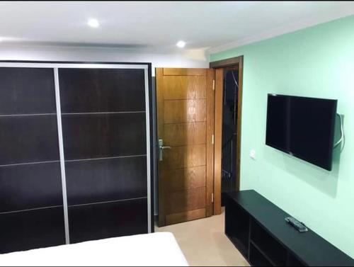 Μια τηλεόραση ή/και κέντρο ψυχαγωγίας στο APARTAMENTOS ALBATROS