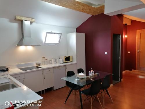 een keuken met een tafel en stoelen in een kamer bij Espaço Roteiro de Mimos in São Vicente Ferreira