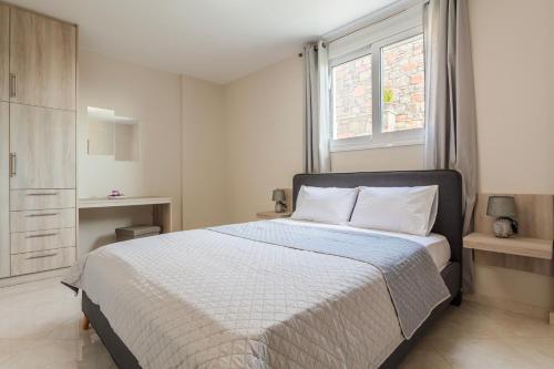 Ένα ή περισσότερα κρεβάτια σε δωμάτιο στο Kelly's Sunset Apartment 1 Κalamata