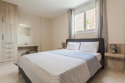 Postel nebo postele na pokoji v ubytování Kelly's Sunset Apartment 1 Κalamata