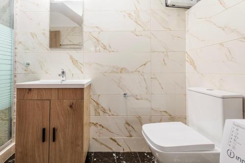 Un baño de Kelly's Sunset Apartment 1 Κalamata