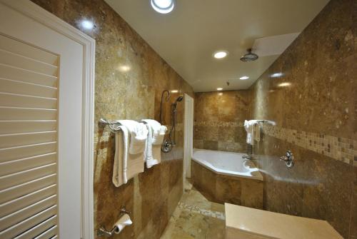 a bathroom with a bath tub and a sink at Hyde Park Hotel in Tampa