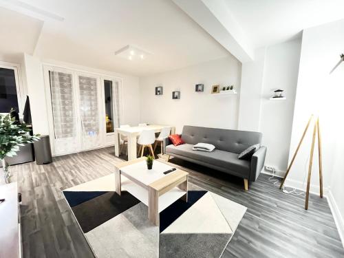 un salon avec un canapé et une table dans l'établissement Appartement de charme T2 au coeur de Bourges, à Bourges