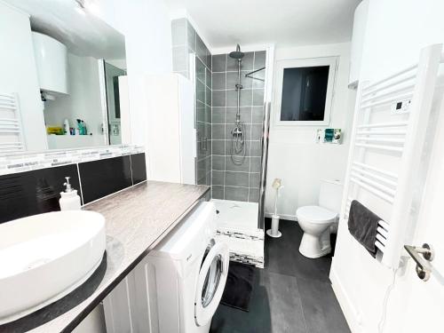 une salle de bain blanche avec un lavabo et des toilettes dans l'établissement Appartement de charme T2 au coeur de Bourges, à Bourges