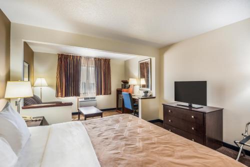 Μια τηλεόραση ή/και κέντρο ψυχαγωγίας στο Quality Inn & Suites Eldridge Davenport North