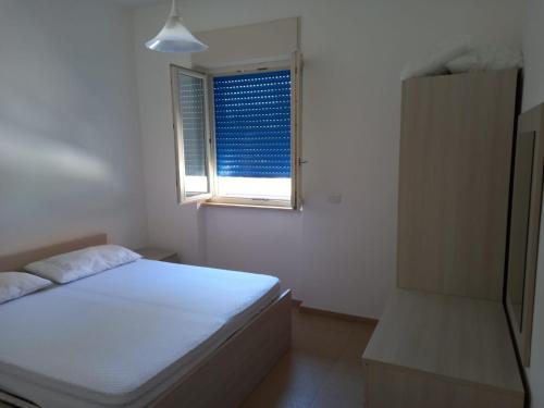 um pequeno quarto com uma cama e uma janela em Case Vacanze De Simone zona Pozzillo em Castellabate