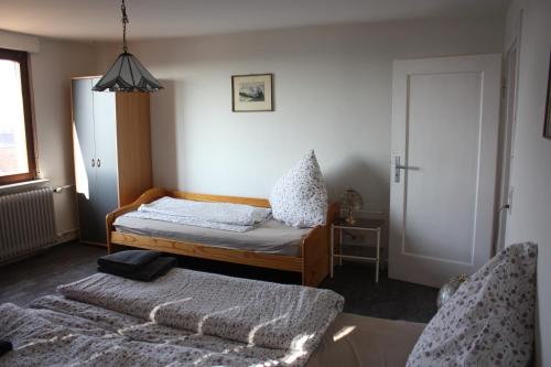 ein kleines Schlafzimmer mit einem Bett und einem Fenster in der Unterkunft Gästehaus Wacker in Ringsheim