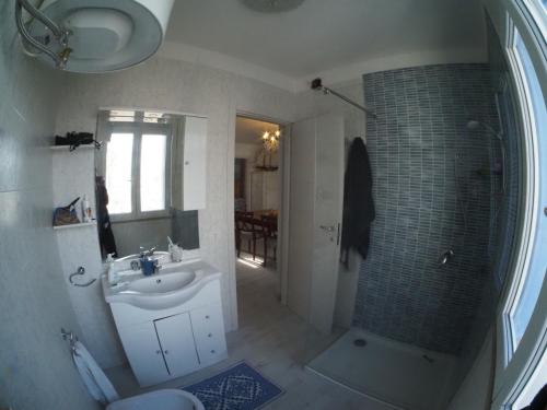 bagno con lavandino, doccia e servizi igienici di Perla del mare a Calasetta