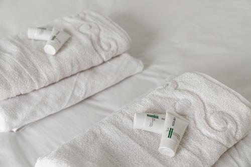 duas toalhas em cima de uma cama em Alameda Corner em Sevilha