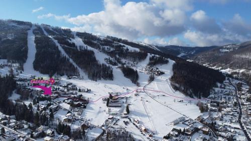 een skigebied met een skipiste in de sneeuw bij Sasanka przy Gondoli in Szczyrk