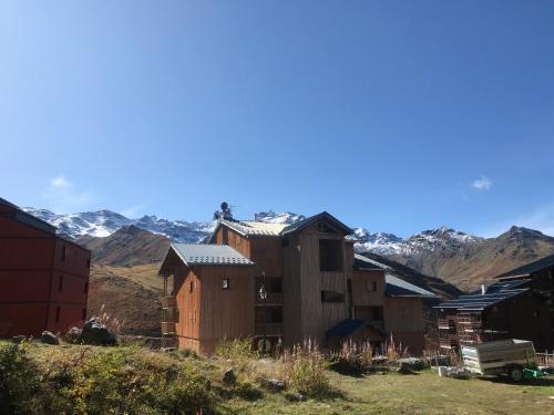 a group of buildings with mountains in the background at Appartement plein sud, Val Thorens Centre in Val Thorens