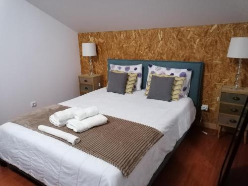 een slaapkamer met een groot bed met twee handdoeken erop bij Espaço Roteiro de Mimos in São Vicente Ferreira