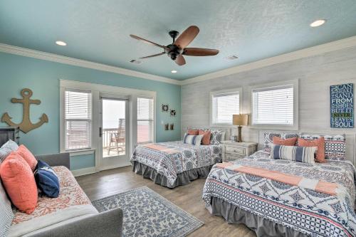 Ένα ή περισσότερα κρεβάτια σε δωμάτιο στο Ocean View Easy Breezy Crystal Beach Getaway!