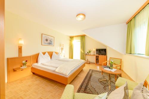 1 dormitorio con 1 cama y sala de estar en Hoefer der Genusstreffpunkt, en Am Waldgrund