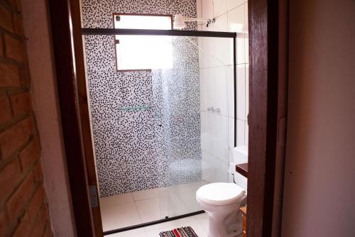 a bathroom with a glass shower with a toilet at Chale com lazer completo em Lima Duarte MG in Conceição da Ibitipoca