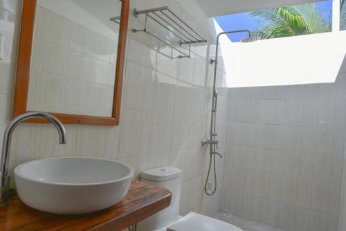Hangnaameedhoo的住宿－繞道海灘景旅館，浴室设有白色水槽和镜子
