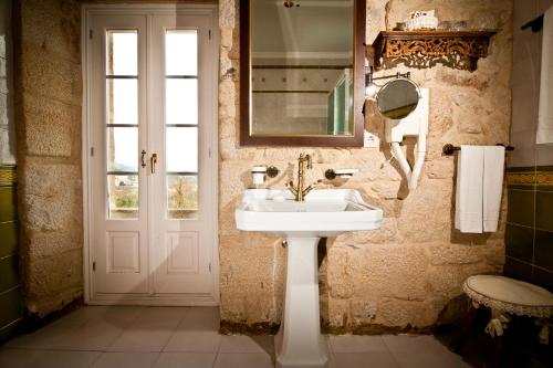 a bathroom with a sink and a mirror at Casa Grande la Almuiña in Arbo