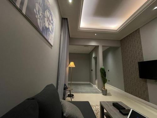 uma sala de estar com um sofá e uma mesa em Voyage Apartments em Riyadh