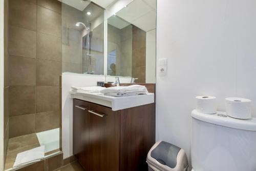 une salle de bain avec un lavabo et un miroir dans l'établissement HONORÊ - Suite Terracotta, à Lyon