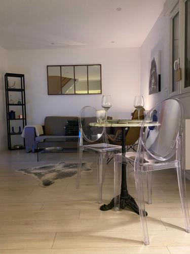 uma sala de estar com uma mesa e duas cadeiras em Maison Angers La Madeleine Rooftop em Angers