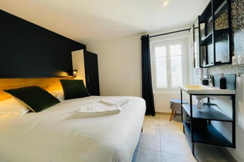 um quarto com uma grande cama branca e uma secretária em Le Mathilde Cocoon in the heart of Les Halles em Tours