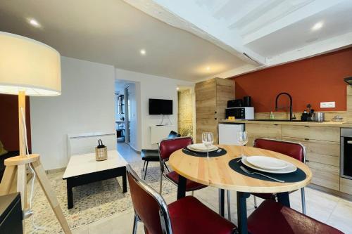 uma sala de jantar com mesa e cadeiras e uma cozinha em Le Mathilde Cocoon in the heart of Les Halles em Tours