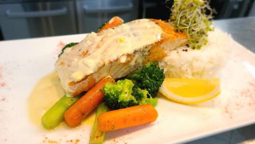 Makanan di atau berdekatan hotel