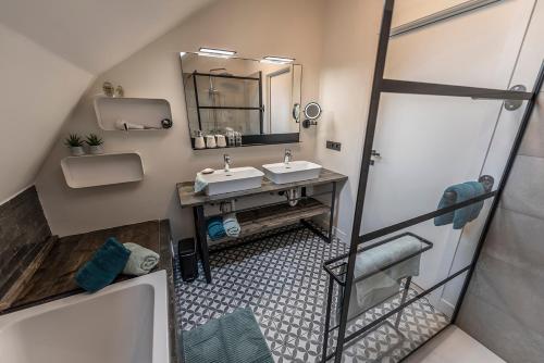 an overhead view of a bathroom with two sinks and a tub at In't Groene Woud in Peer