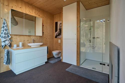a bathroom with a toilet and a sink and a shower at Design Apartment mit Panoramafenster & Naturblick - KLIMATISIERT in Bregenz